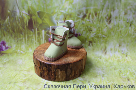 Высокие ботинки светло-салатные  для куклы ростом 32-34 см, ручная работа