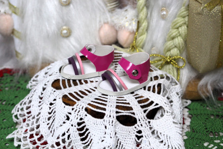 Босоніжки рожеві комбіновані для ляльки ростом 32-34 см, ручна робота