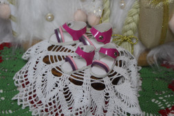 Босоніжки рожеві для ляльки ростом 28 см, ручна робота