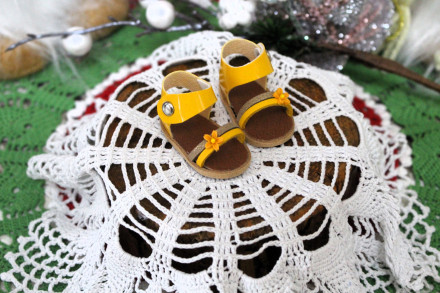 Босоніжки жовті з квіткою  для ляльки ростом 28 см, ручна робота 