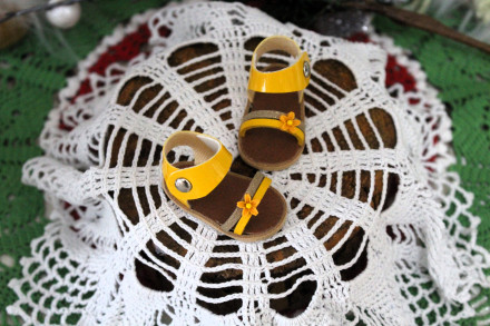 Босоніжки жовті з квіткою  для ляльки ростом 28 см, ручна робота 