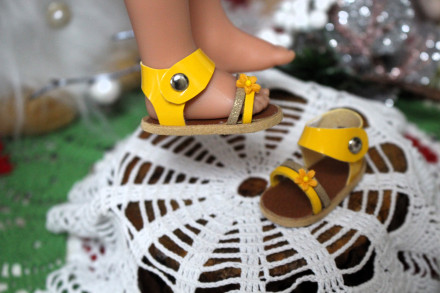 Босоніжки жовті з квіткою  для ляльки ростом 28 см, ручна робота 