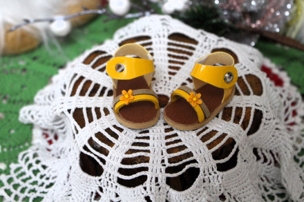 Босоніжки жовті з квіткою  для ляльки ростом 28 см, ручна робота 