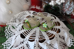 Босоніжки з зеленою квіткою  для ляльки ростом 28 см, ручна робота