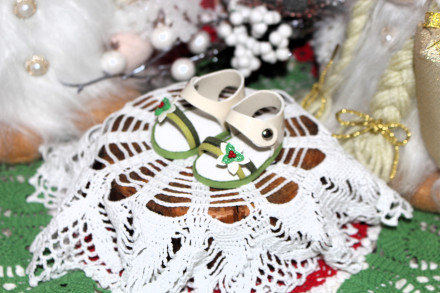 Босоніжки &quot;Новорічний клевер&quot; для ляльки ростом 32-34 см, ручна робота