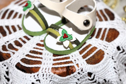 Босоніжки &quot;Новорічний клевер&quot; для ляльки ростом 32-34 см, ручна робота