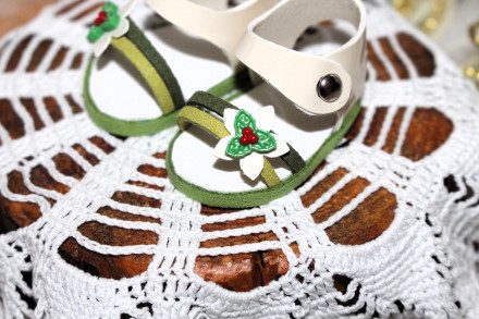 Босоніжки &quot;Новорічний клевер&quot; для ляльки ростом 32-34 см, ручна робота