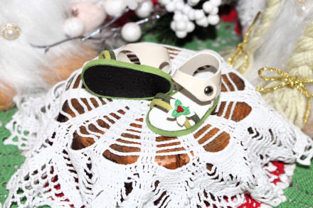 Босоніжки &quot;Новорічний клевер&quot; для ляльки ростом 32-34 см, ручна робота