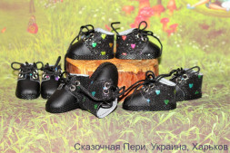 Чоботи чорні з серденьком для ляльки ростом 32-34 см, ручна робота