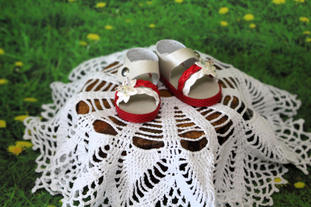 Босоніжки біло-червоні з метеликом для ляльки ростом 32-34 см, hand made