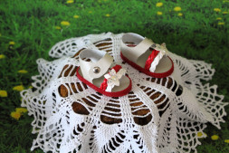 Босоніжки біло-червоні з метеликом для ляльки ростом 32-34 см, hand made