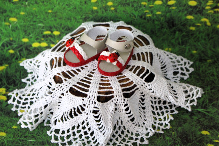 Босоніжки біло-червоні з корівкою для ляльки ростом 32-34 см, hand made