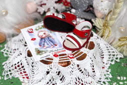 Босоніжки червоно-білі для ляльки ростом 32-34 см, ручна робота