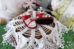 Босоніжки Черовні з білим  для ляльки ростом 28 см, ручна робота