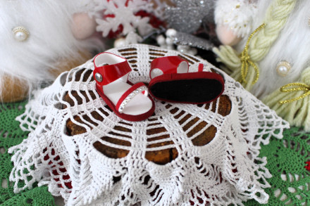 Босоніжки Черовні з білим  для ляльки ростом 28 см, ручна робота