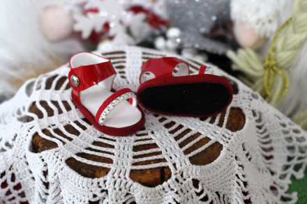 Босоніжки Черовні з білим  для ляльки ростом 28 см, ручна робота