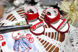 Босоніжки Черовні з білим  для ляльки ростом 28 см, ручна робота