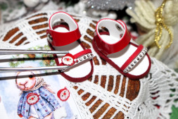 Босоніжки Черовні з білим  для ляльки ростом 28 см, ручна робота