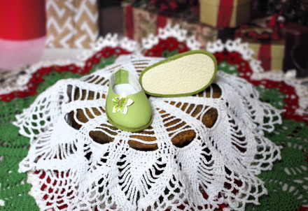 Туфлі яскраво-зелені з першим метеликом, hand made