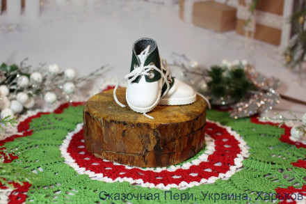 Чоботи кремово-зелені для ляльки ростом 32-34 см, ручна робота